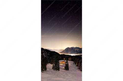 Kleine Hütte im Wettersteingebirge, die Lichter aus dem Isar- und Loisachtal verschwinden im Nebel - Bei Nacht und Nebel - Seitenverhältnis 1:2 - Loisachtal mit Sternenhimmel - weitere Infos unter https://www.kriner-weiermann.de