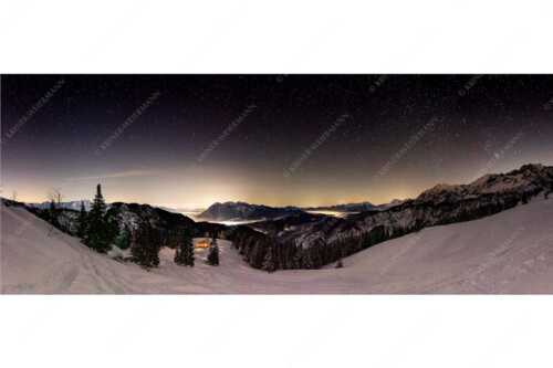 Kleine Hütte im Wettersteingebirge, die Lichter aus dem Isar- und Loisachtal verschwinden im Nebel - Bei Nacht und Nebel - Seitenverhältnis 2,5:1 - Loisachtal mit Sternenhimmel - weitere Infos unter https://www.kriner-weiermann.de