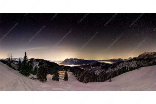 Kleine Hütte im Wettersteingebirge, die Lichter aus dem Isar- und Loisachtal verschwinden im Nebel - Bei Nacht und Nebel - Seitenverhältnis 2:1 - Loisachtal mit Sternenhimmel - weitere Infos unter https://www.kriner-weiermann.de