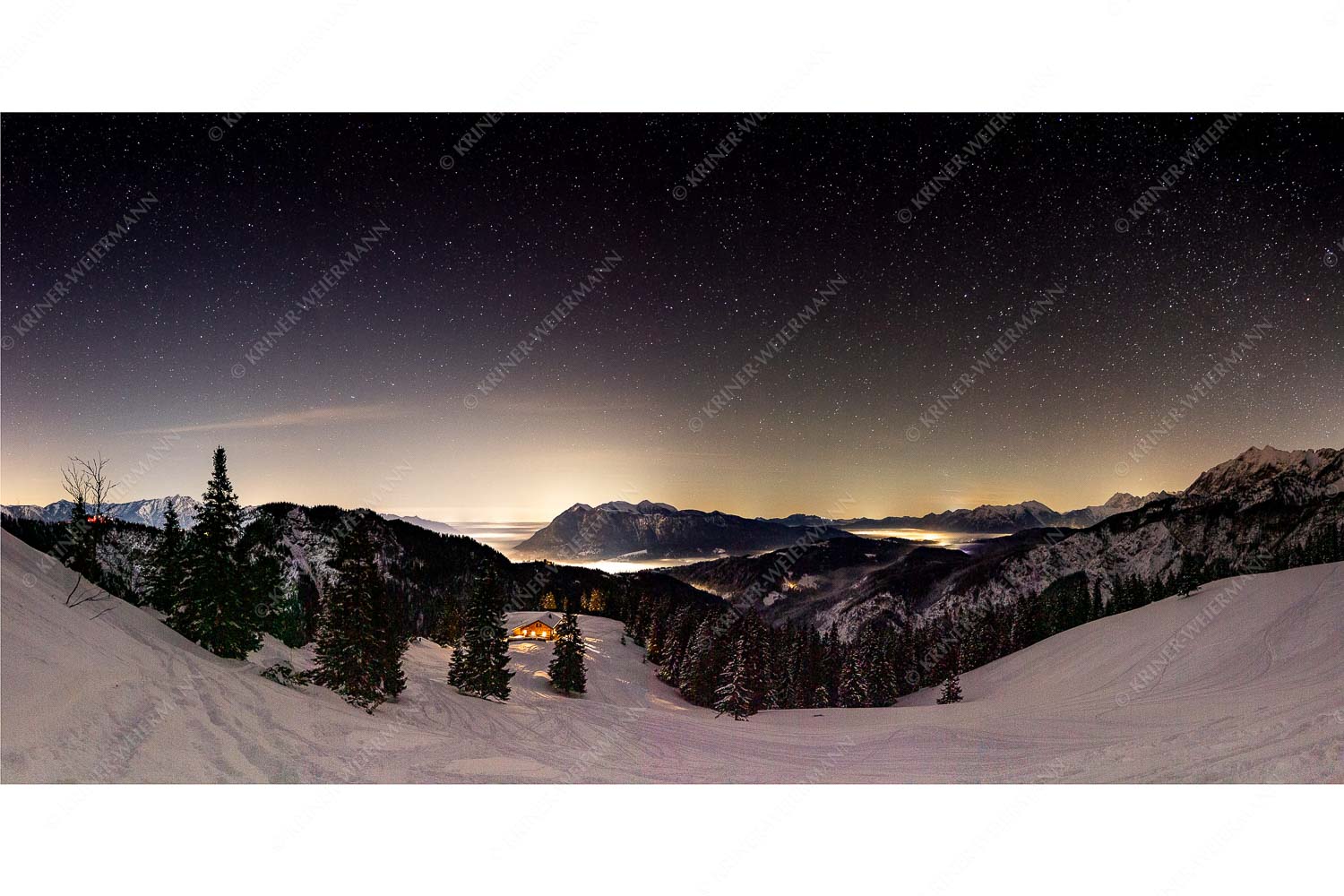 Kleine Hütte im Wettersteingebirge, die Lichter aus dem Isar- und Loisachtal verschwinden im Nebel