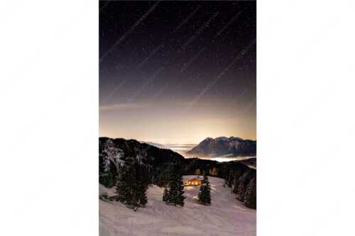 Kleine Hütte im Wettersteingebirge, die Lichter aus dem Isar- und Loisachtal verschwinden im Nebel - Bei Nacht und Nebel - Seitenverhältnis 2:3 - Loisachtal mit Sternenhimmel - weitere Infos unter https://www.kriner-weiermann.de