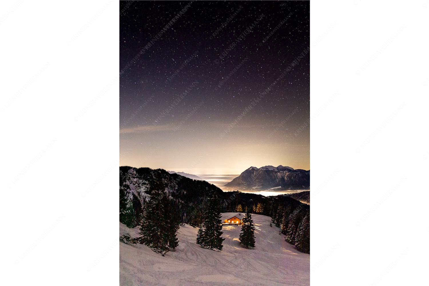 Bei Nacht und Nebel – Seitenverhältnis 2:3 — Loisachtal mit Sternenhimmel Kleine Hütte im Wettersteingebirge, die Lichter aus dem Isar- und Loisachtal verschwinden im Nebel