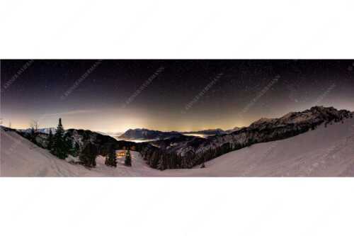 Kleine Hütte im Wettersteingebirge, die Lichter aus dem Isar- und Loisachtal verschwinden im Nebel - Bei Nacht und Nebel - Seitenverhältnis 3:1 - Loisachtal mit Sternenhimmel - weitere Infos unter https://www.kriner-weiermann.de