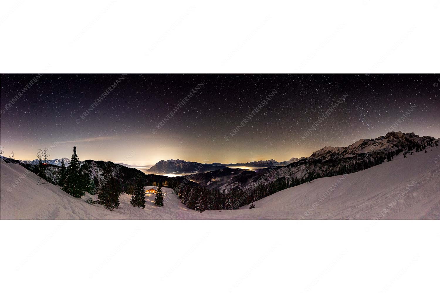 Bei Nacht und Nebel – Seitenverhältnis 3:1 — Loisachtal mit Sternenhimmel Kleine Hütte im Wettersteingebirge, die Lichter aus dem Isar- und Loisachtal verschwinden im Nebel