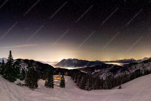 Kleine Hütte im Wettersteingebirge, die Lichter aus dem Isar- und Loisachtal verschwinden im Nebel - Bei Nacht und Nebel - Seitenverhältnis 3:2 - Loisachtal mit Sternenhimmel - weitere Infos unter https://www.kriner-weiermann.de
