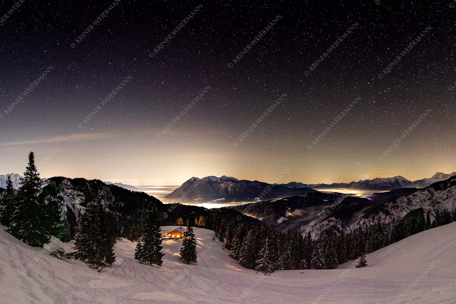 Bei Nacht und Nebel – Seitenverhältnis 3:2 — Loisachtal mit Sternenhimmel Kleine Hütte im Wettersteingebirge, die Lichter aus dem Isar- und Loisachtal verschwinden im Nebel