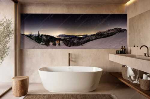 Kleine Hütte im Wettersteingebirge, die Lichter aus dem Isar- und Loisachtal verschwinden im Nebel - Bei Nacht und Nebel - Größe ca. 300x100cm, Seitenverhältnis 3:1 - Loisachtal mit Sternenhimmel - weitere Infos unter https://www.kriner-weiermann.de