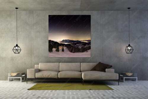 Kleine Hütte im Wettersteingebirge, die Lichter aus dem Isar- und Loisachtal verschwinden im Nebel - Bei Nacht und Nebel - Größe ca. 160x160cm, Seitenverhältnis 1:1 - Loisachtal mit Sternenhimmel - weitere Infos unter https://www.kriner-weiermann.de