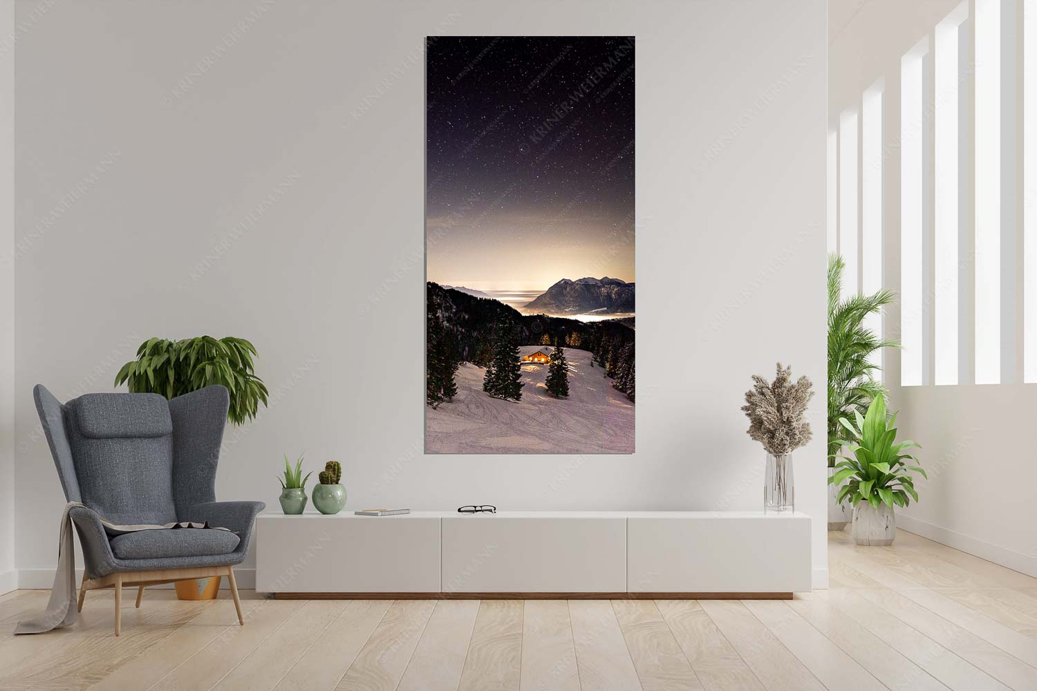 Bei Nacht und Nebel – Größe ca. 90x180cm, Seitenverhältnis 1: — Loisachtal mit Sternenhimmel Kleine Hütte im Wettersteingebirge, die Lichter aus dem Isar- und Loisachtal verschwinden im Nebel - Bei Nacht und Nebel - Größe ca. 90x180cm, Seitenverhältnis 1: - Loisachtal mit Sternenhimmel - weitere Infos unter https://www.kriner-weiermann.de