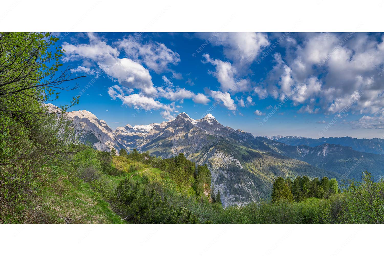 Bella Vista – Seitenverhältnis 2:1 — Aussicht vom Schachen Blick über die Aussichtskanzel am Schachen zum Alpspitzmassiv mit Zugspitzplatt