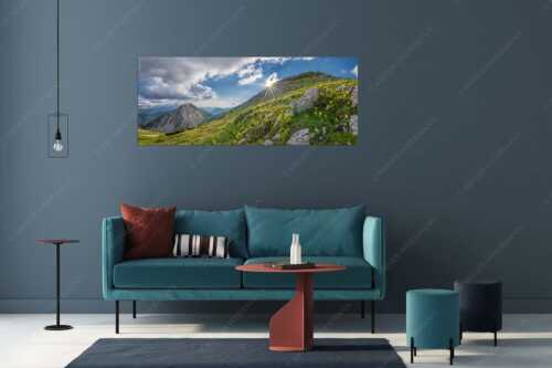 Im Frühling sind die Hänge im Estergebirge übersät mit den duftenden Blüten der Aurikel - Bergfrühling - Größe ca. 175x70cm, Seitenverhältnis 2,5:1 - Frühling im Werdenfelser Land - weitere Infos unter https://www.kriner-weiermann.de