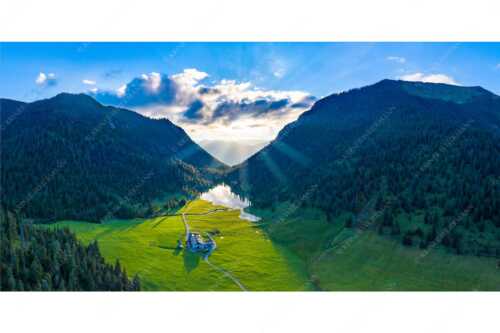 Blick über Esterbergalm und Esterbergsee in den Sonnenuntergang - Bergoase - Seitenverhältnis 2:1 - Esterbergalm - weitere Infos unter https://www.kriner-weiermann.de