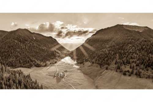 Blick über Esterbergalm und Esterbergsee in den Sonnenuntergang - Bergoase - Seitenverhältnis 2:1 - Esterbergalm - weitere Infos unter https://www.kriner-weiermann.de
