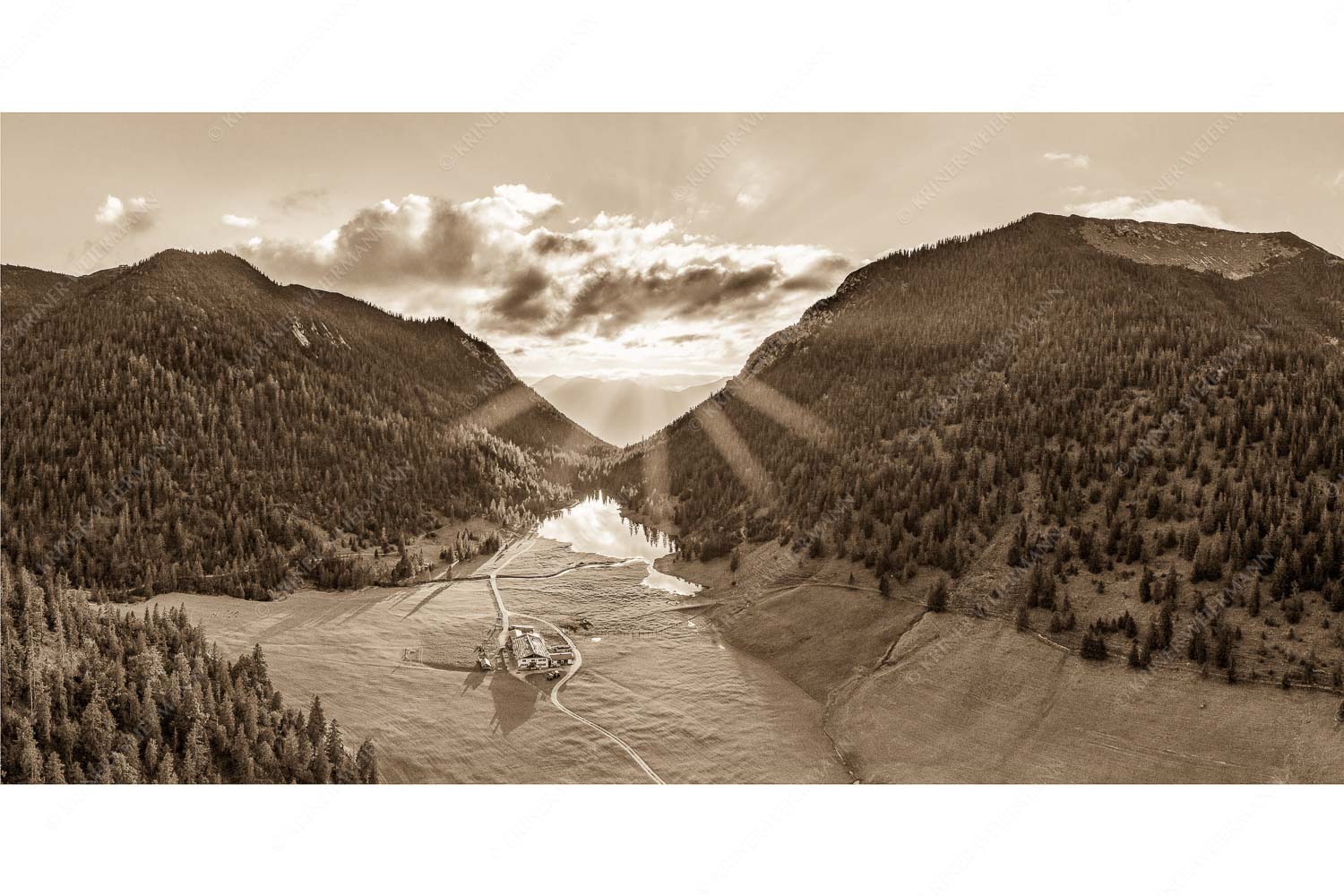 Bergoase – Seitenverhältnis 2:1 — Esterbergalm Blick über Esterbergalm und Esterbergsee in den Sonnenuntergang