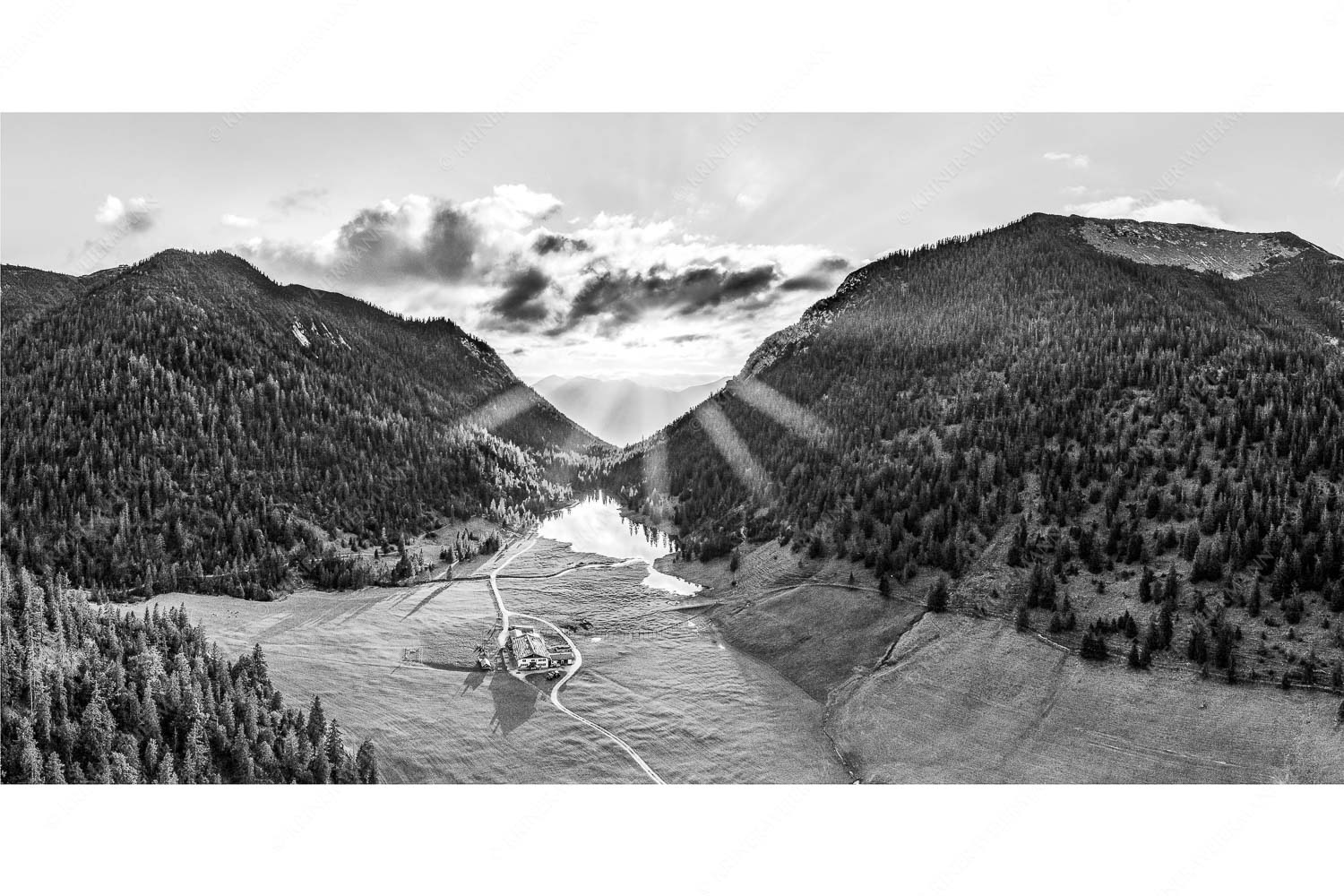 Blick über Esterbergalm und Esterbergsee in den Sonnenuntergang