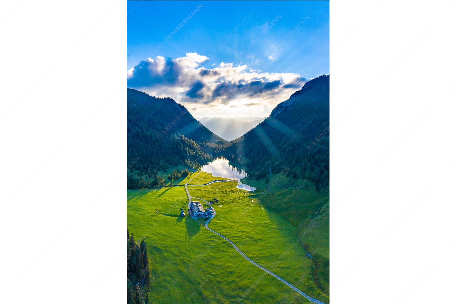 Bergoase – Seitenverhältnis 2:3 — Esterbergalm Blick über Esterbergalm und Esterbergsee in den Sonnenuntergang