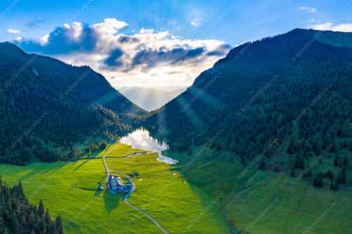 Blick über Esterbergalm und Esterbergsee in den Sonnenuntergang - Bergoase - Seitenverhältnis 3:2 - Esterbergalm - weitere Infos unter https://www.kriner-weiermann.de