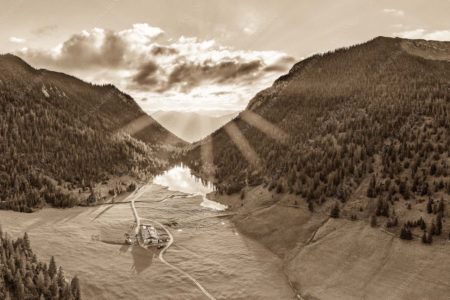 Blick über Esterbergalm und Esterbergsee in den Sonnenuntergang