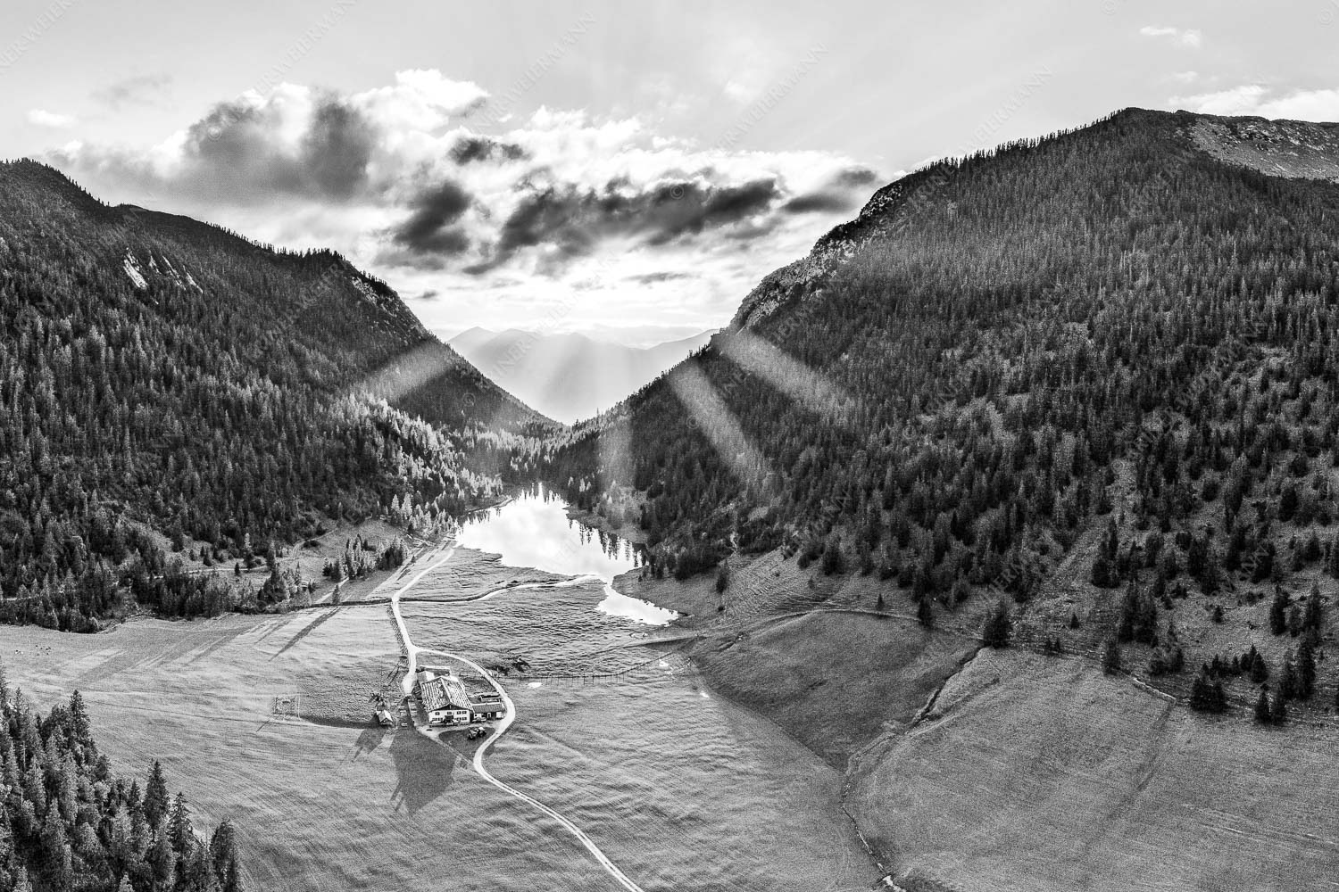 Bergoase – Seitenverhältnis 3:2 — Esterbergalm Blick über Esterbergalm und Esterbergsee in den Sonnenuntergang