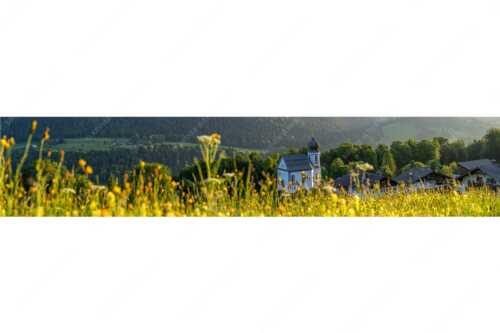Blumenwiese mit Kirche St. Anna in Wamberg - Blumenwiese Wamberg - Seitenverhältnis 5:1 - Kirche und Blumen - weitere Infos unter https://www.kriner-weiermann.de