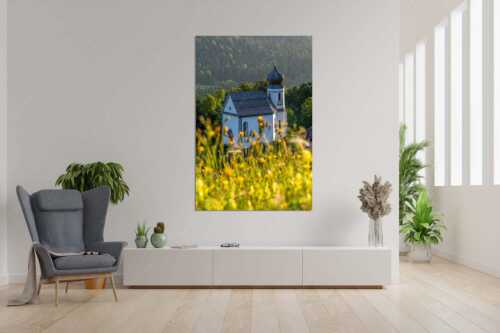 Blumenwiese mit Kirche St. Anna in Wamberg - Blumenwiese Wamberg - Größe ca. 120x180cm, Seitenverhältnis 2:3 - Kirche und Blumen - weitere Infos unter https://www.kriner-weiermann.de