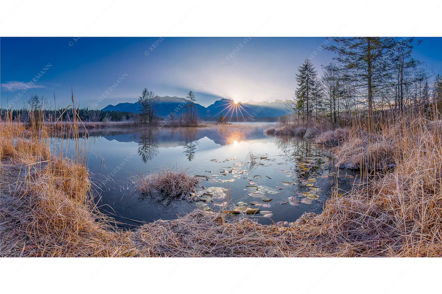 Brilliant – Seitenverhältnis 2:1 — Barmsee mit Karwendel In traumhafter Stille präsentiert sich diese Morgenstimmung am Barmsee bei Krün