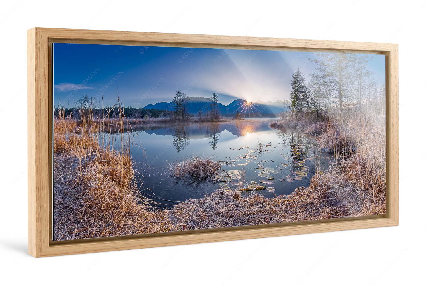 Brilliant – Foto im Schattenfugen-Rahmen — Barmsee mit Karwendel In traumhafter Stille präsentiert sich diese Morgenstimmung am Barmsee bei Krün - Brilliant - Foto im Schattenfugen-Rahmen - Barmsee mit Karwendel - weitere Infos unter https://www.kriner-weiermann.de