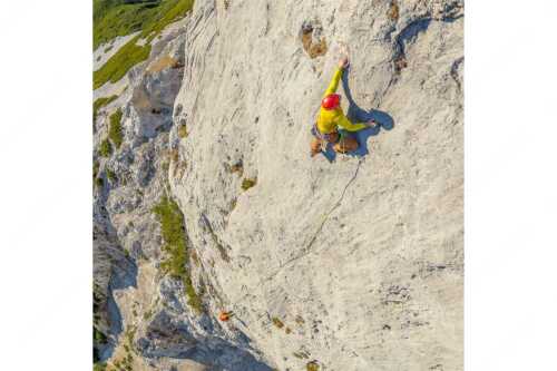Michael Pogrzeba an der Schlüsselstelle in der Route -die Kür- an der Gerber Südwand im Karwendel - Crux an der Kür - Seitenverhältnis 1:1 - Klettern Gerber Südwand Karwendel - weitere Infos unter https://www.kriner-weiermann.de