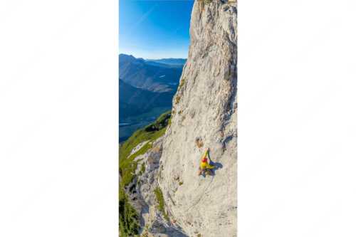 Michael Pogrzeba an der Schlüsselstelle in der Route -die Kür- an der Gerber Südwand im Karwendel - Crux an der Kür - Seitenverhältnis 1:2 - Klettern Gerber Südwand Karwendel - weitere Infos unter https://www.kriner-weiermann.de