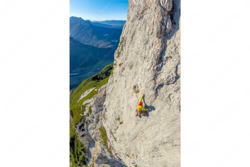 Michael Pogrzeba an der Schlüsselstelle in der Route -die Kür- an der Gerber Südwand im Karwendel - Crux an der Kür - Seitenverhältnis 2:3 - Klettern Gerber Südwand Karwendel - weitere Infos unter https://www.kriner-weiermann.de