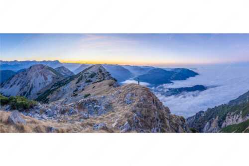 Abendstimmung im Estergebirge mit Blick auf Zugspitzmassiv und Ammergebirge - Darunter verborgen - Seitenverhältnis 2,5:1 - Zugspitzland im Nebelmeer - weitere Infos unter https://www.kriner-weiermann.de