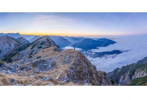 Abendstimmung im Estergebirge mit Blick auf Zugspitzmassiv und Ammergebirge - Darunter verborgen - Seitenverhältnis 2:1 - Zugspitzland im Nebelmeer - weitere Infos unter https://www.kriner-weiermann.de