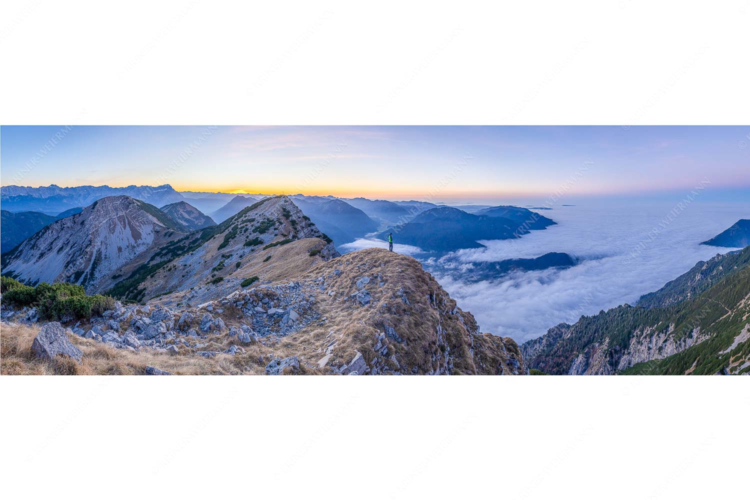 Darunter verborgen – Seitenverhältnis 3:1 — Zugspitzland im Nebelmeer Abendstimmung im Estergebirge mit Blick auf Zugspitzmassiv und Ammergebirge
