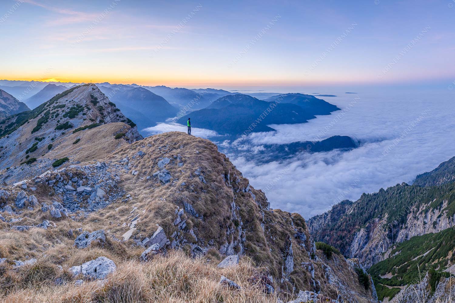 Darunter verborgen – Seitenverhältnis 3:2 — Zugspitzland im Nebelmeer Abendstimmung im Estergebirge mit Blick auf Zugspitzmassiv und Ammergebirge