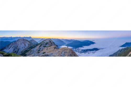 Abendstimmung im Estergebirge mit Blick auf Zugspitzmassiv und Ammergebirge - Darunter verborgen - Seitenverhältnis 5:1 - Zugspitzland im Nebelmeer - weitere Infos unter https://www.kriner-weiermann.de
