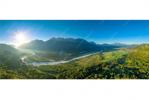 Blick über die Isar, Wallgau und Krün zum Karwendel- Wetterstein- und Estergebirge - Das Obere Isartal III - Seitenverhältnis 2,5:1 - Isar Sonnenaufgang Vorderriß Wallgau - weitere Infos unter https://www.kriner-weiermann.de