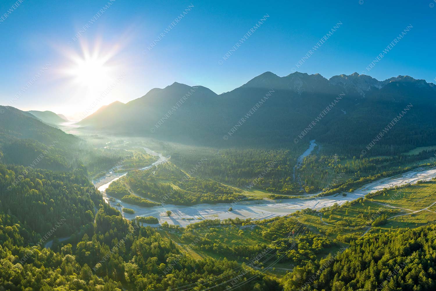 Das Obere Isartal III – Seitenverhältnis 3:2 — Isar Sonnenaufgang Vorderriß Wallgau Blick über die Isar, Wallgau und Krün zum Karwendel- Wetterstein- und Estergebirge - Das Obere Isartal III - Seitenverhältnis 3:2 - Isar Sonnenaufgang Vorderriß Wallgau - weitere Infos unter https://www.kriner-weiermann.de
