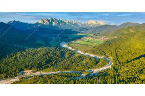 Blick über die Isar, Wallgau und Krün zum Wettersteingebirge - Das Obere Isartal - Seitenverhältnis 2:1 - Isar mit Wallgau Krün und Wetterstein - weitere Infos unter https://www.kriner-weiermann.de