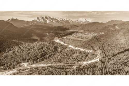 Blick über die Isar, Wallgau und Krün zum Wettersteingebirge - Das Obere Isartal - Seitenverhältnis 2:1 - Isar mit Wallgau Krün und Wetterstein - weitere Infos unter https://www.kriner-weiermann.de