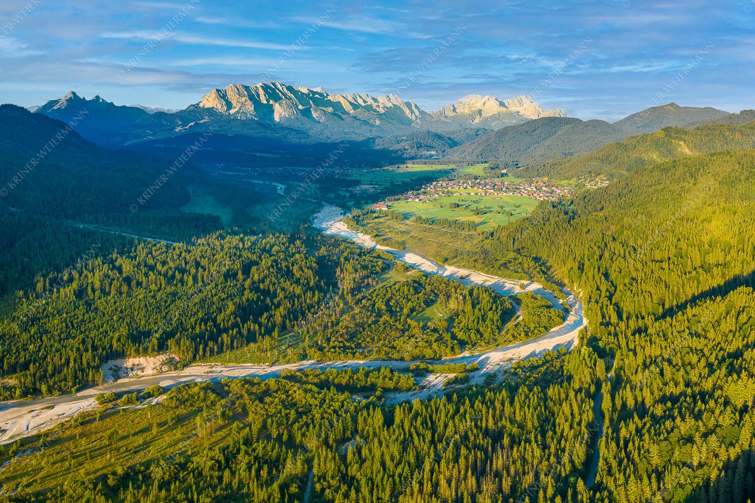 Das Obere Isartal – Seitenverhältnis 3:2 — Isar mit Wallgau Krün und Wetterstein Blick über die Isar, Wallgau und Krün zum Wettersteingebirge