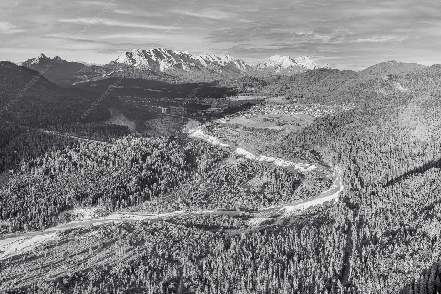 Blick über die Isar, Wallgau und Krün zum Wettersteingebirge