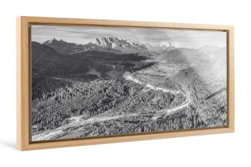 Blick über die Isar, Wallgau und Krün zum Wettersteingebirge - Das Obere Isartal - Foto im Schattenfugen-Rahmen - Isar mit Wallgau Krün und Wetterstein - weitere Infos unter https://www.kriner-weiermann.de