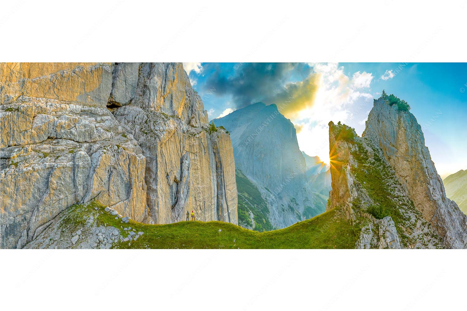 Demut – Seitenverhältnis 2,5:1 — Klettern Schnitlwand im Karwendelgebirge Kletterer vor den Schnitlwänden im Karwendelgebirge
