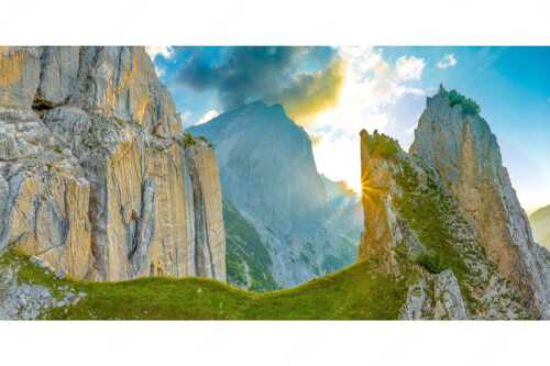 Kletterer vor den Schnitlwänden im Karwendelgebirge - Demut - Seitenverhältnis 2:1 - Klettern Schnitlwand im Karwendelgebirge - weitere Infos unter https://www.kriner-weiermann.de