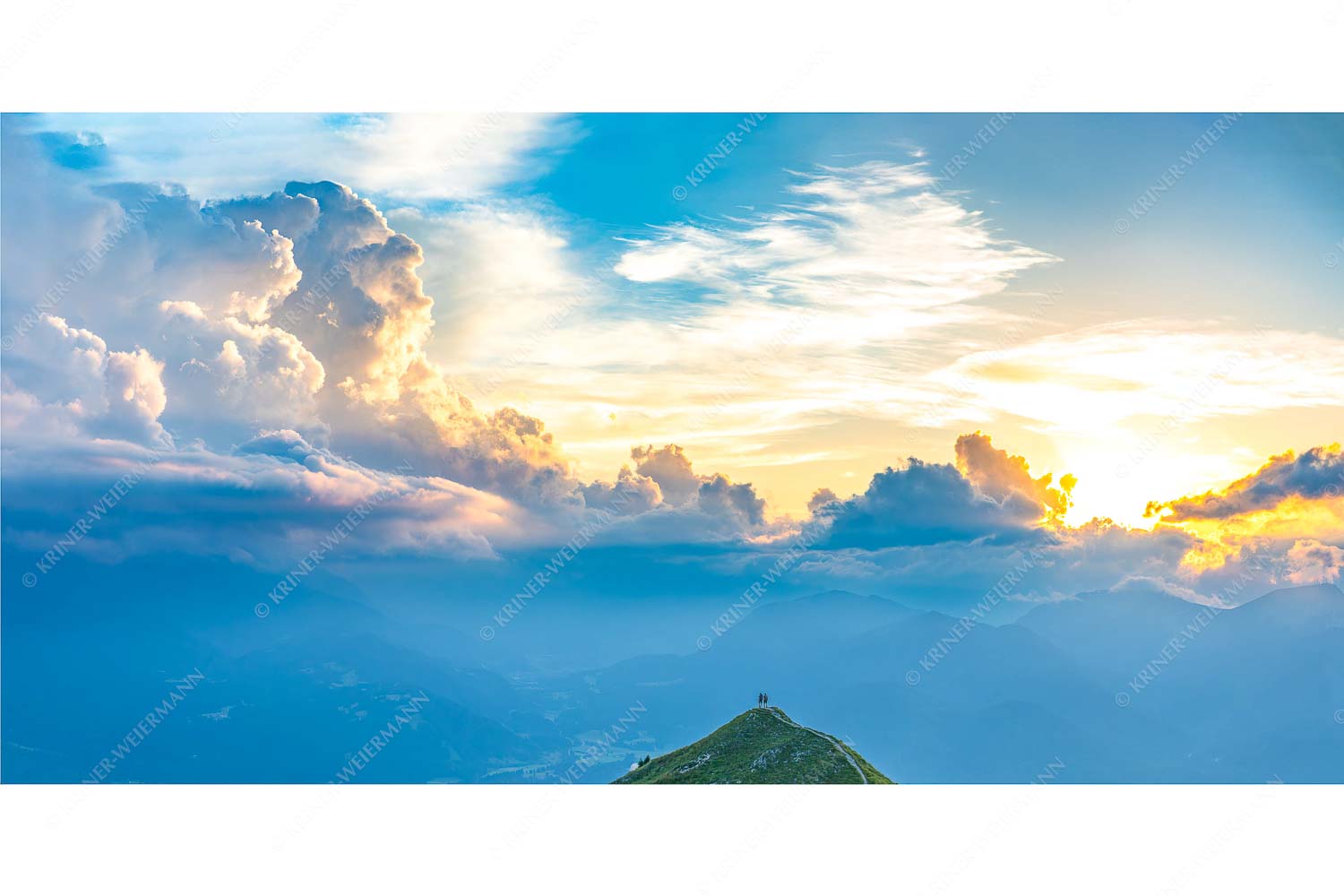 Bergsteiger blicken vom Seinskopf in den Sonnenuntergang im Estergebirge - Denkwürdig - Seitenverhältnis 2:1 - Bergwanderung Seinskopf - weitere Infos unter https://www.kriner-weiermann.de