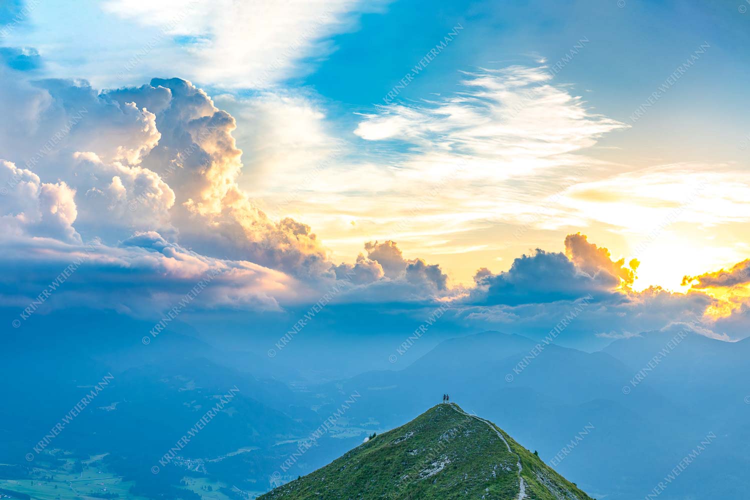 Bergsteiger blicken vom Seinskopf in den Sonnenuntergang im Estergebirge - Denkwürdig - Seitenverhältnis 3:2 - Bergwanderung Seinskopf - weitere Infos unter https://www.kriner-weiermann.de