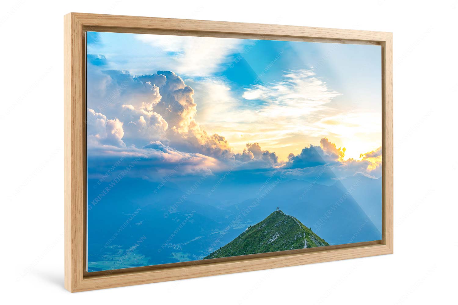 Bergsteiger blicken vom Seinskopf in den Sonnenuntergang im Estergebirge - Denkwürdig - Foto im Schattenfugen-Rahmen - Bergwanderung Seinskopf - weitere Infos unter https://www.kriner-weiermann.de