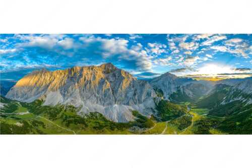Die Sonne scheint noch kurz entlang des Hallerangers in die Nordwand der Speckkarspitze - Der Abschiedskuss - Seitenverhältnis 2,5:1 - Speckkarspitze im Karwendel - weitere Infos unter https://www.kriner-weiermann.de
