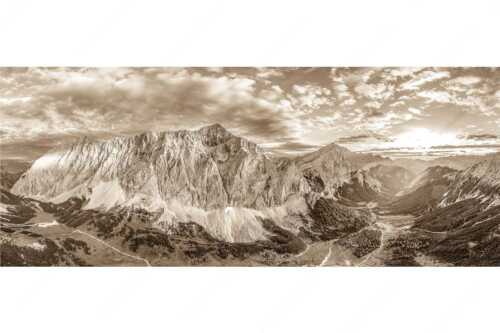 Die Sonne scheint noch kurz entlang des Hallerangers in die Nordwand der Speckkarspitze - Der Abschiedskuss - Seitenverhältnis 2,5:1 - Speckkarspitze im Karwendel - weitere Infos unter https://www.kriner-weiermann.de