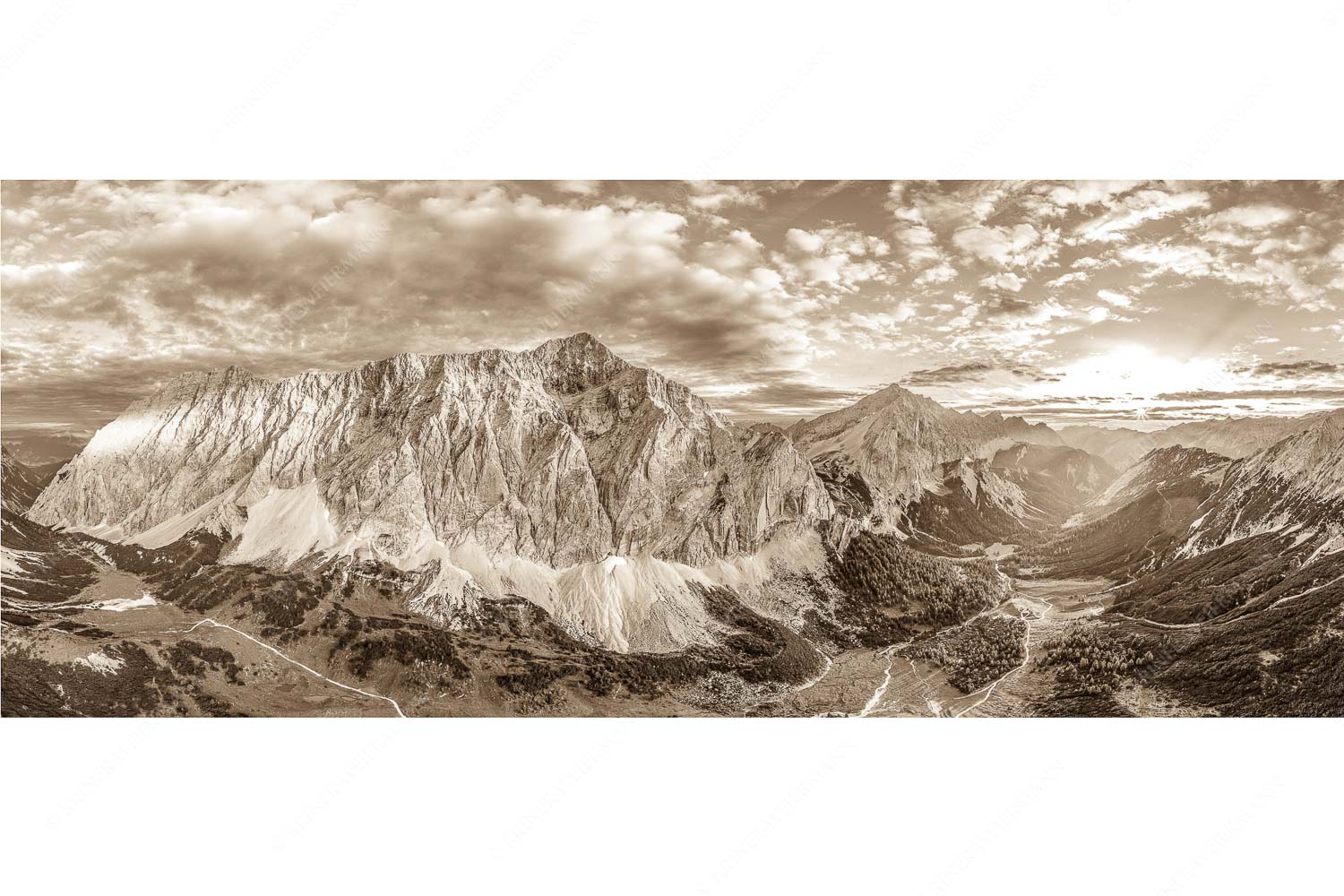 Die Sonne scheint noch kurz entlang des Hallerangers in die Nordwand der Speckkarspitze
